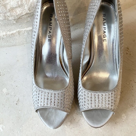 Rampage Women's Gimme Platform Pumps Dress Shoes Silver Studded Satin Size 8M - Picture 4 of 7